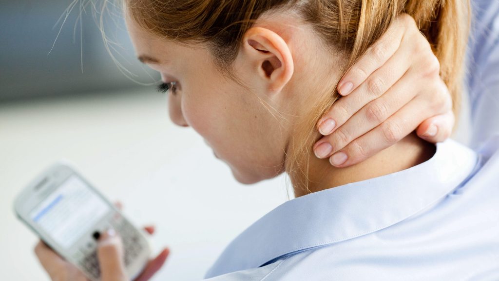 你也有 “手机颈” 吗⁉ 1 Neck Stiffness 6